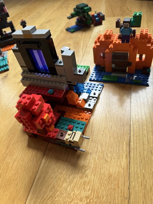 Продавам 8 оригинални LEGO Minecraft комплекта