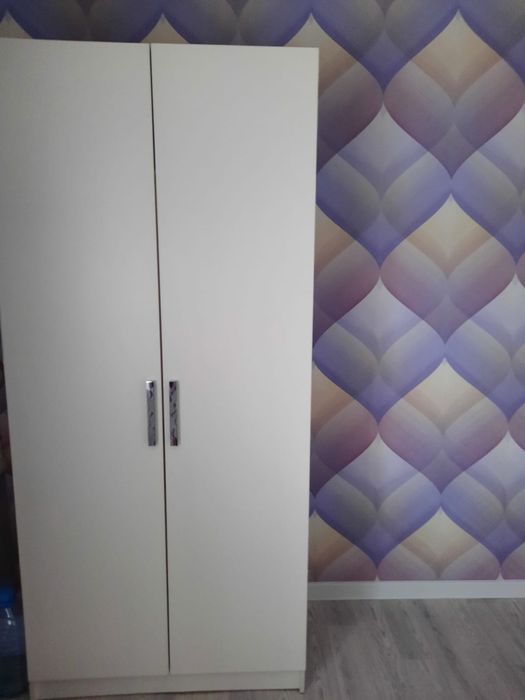 Шкаф и стол в хорошем состоянии, по 20 тысяч каждый, торг. Срочно