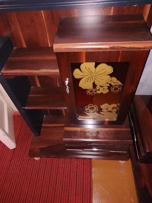 Стол стеклян;Стол полир и Тумбы по-5000тен каждое.Расч/налич.