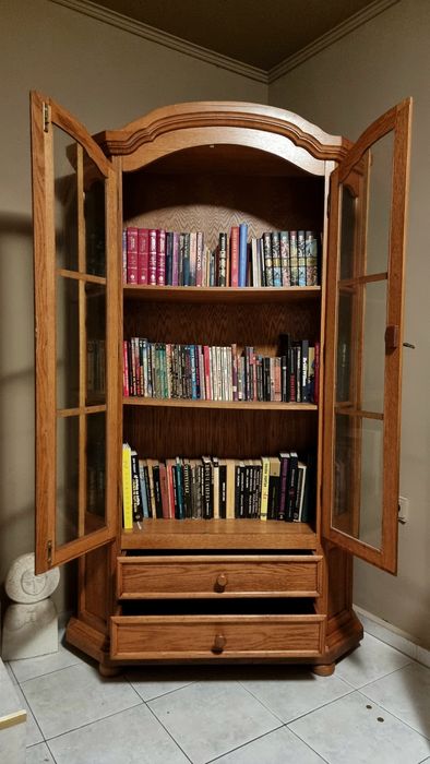 Красив шкаф (библиотека) с витрина от масивно дърво.