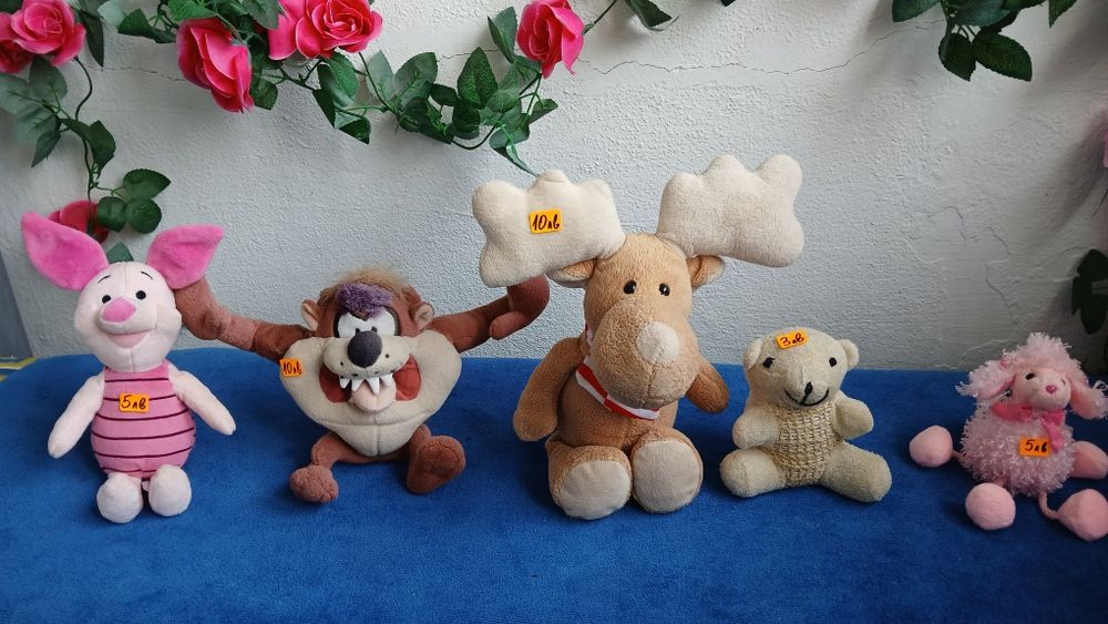 Плюшени играчки различни големини и разцветки любими на малките деца.