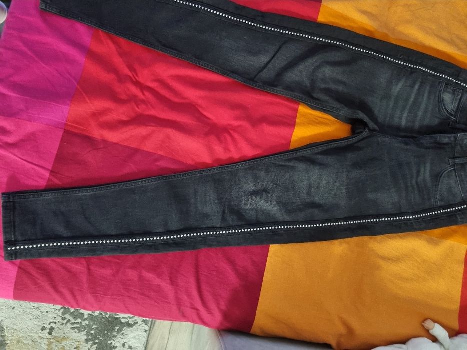 Blugi negri cu model din bile pe picior