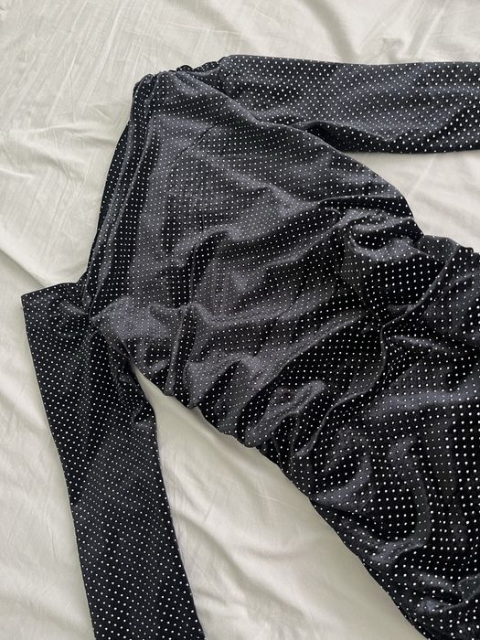 Елегантна черна рокля с блестящи детайли