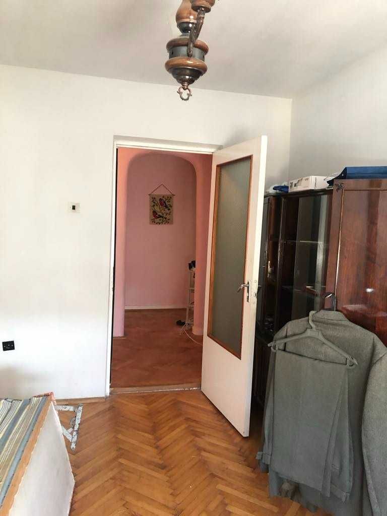 De vanzare apartament 4 camere 2 bai