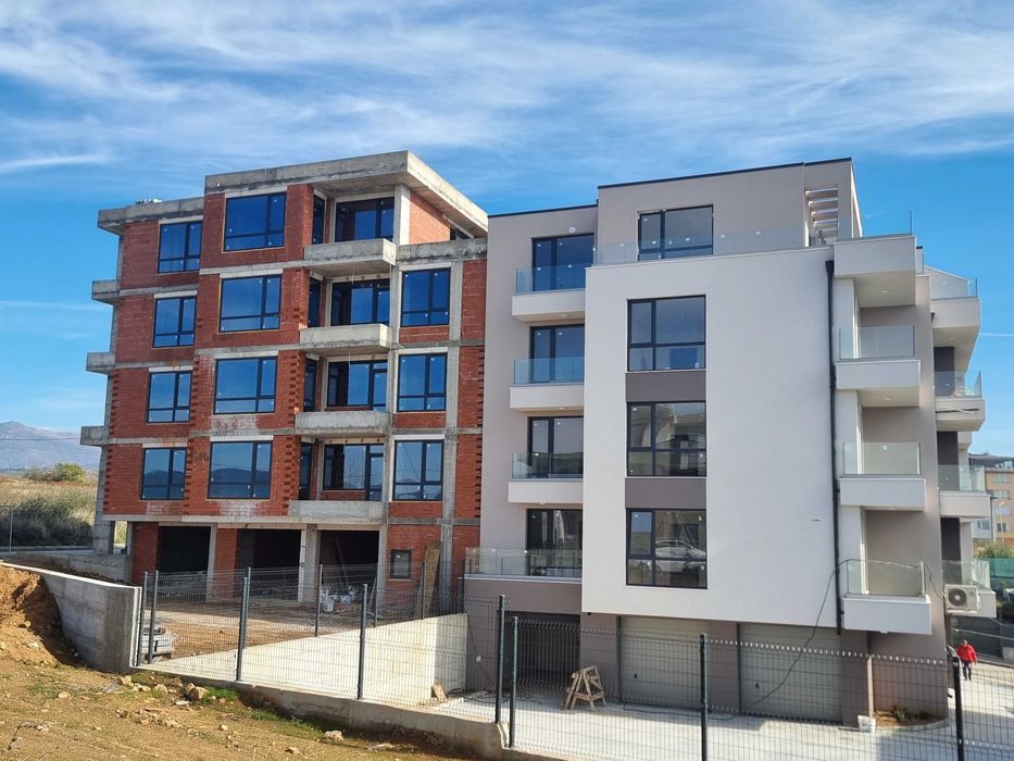 Тристаен апартамент с гараж за продажба в кв. Освобождение