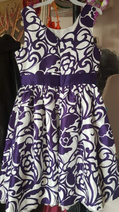 Rochita alb cu mov deosebita din SUA, marimea 7-9 ani, noua, nepurtata