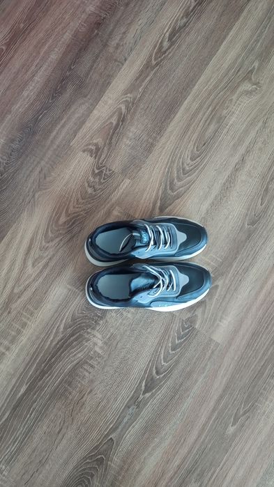 Vând doua perechi de adiasi mărimea 43 42