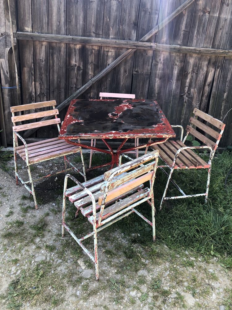 Masă vechi cu scaune din metal