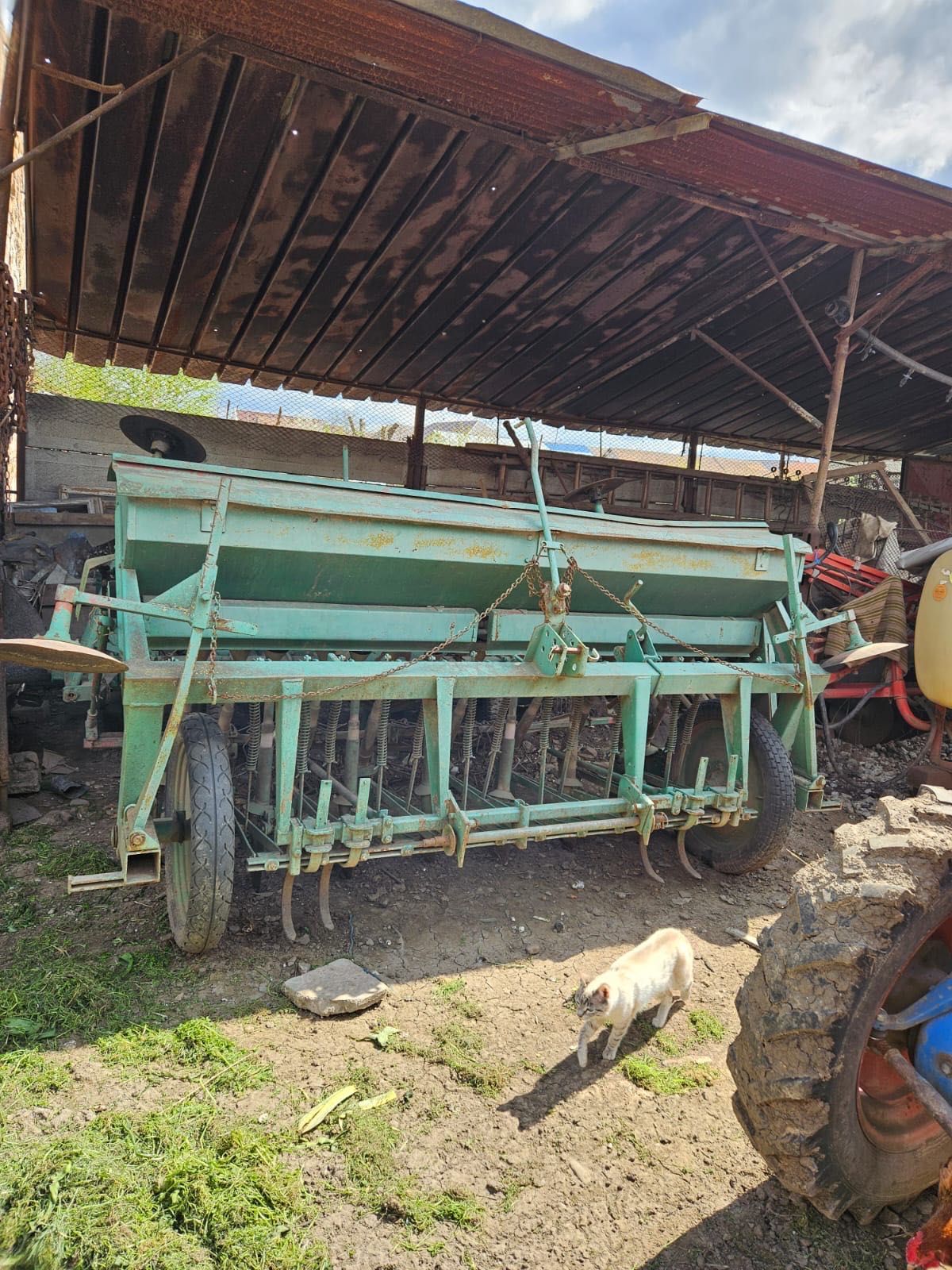 Tractor cu utilaje agricole