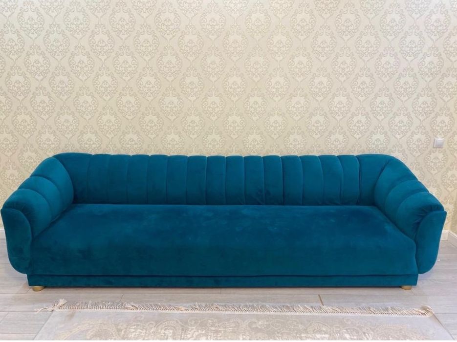 Стильный бархатный диван в идеальном состоянии
