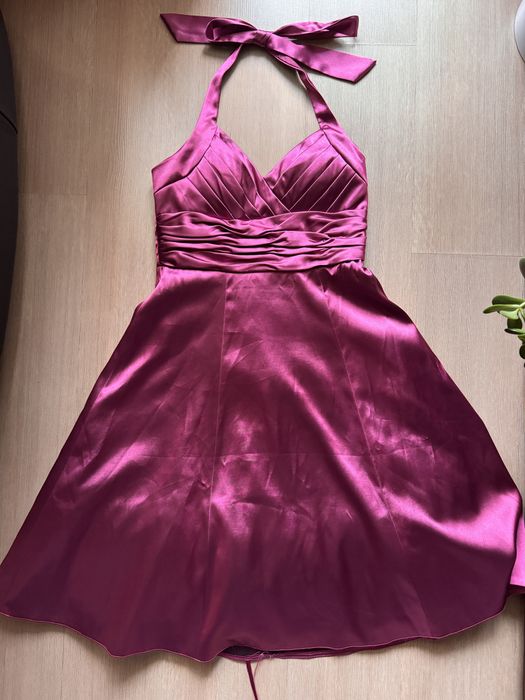 Официална сатенена рокля с гол гръб