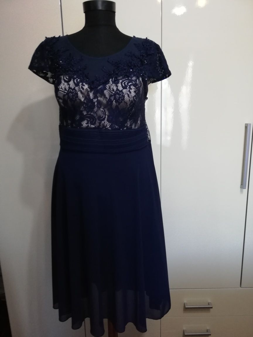 Rochie de gală din mătase și dantelă.