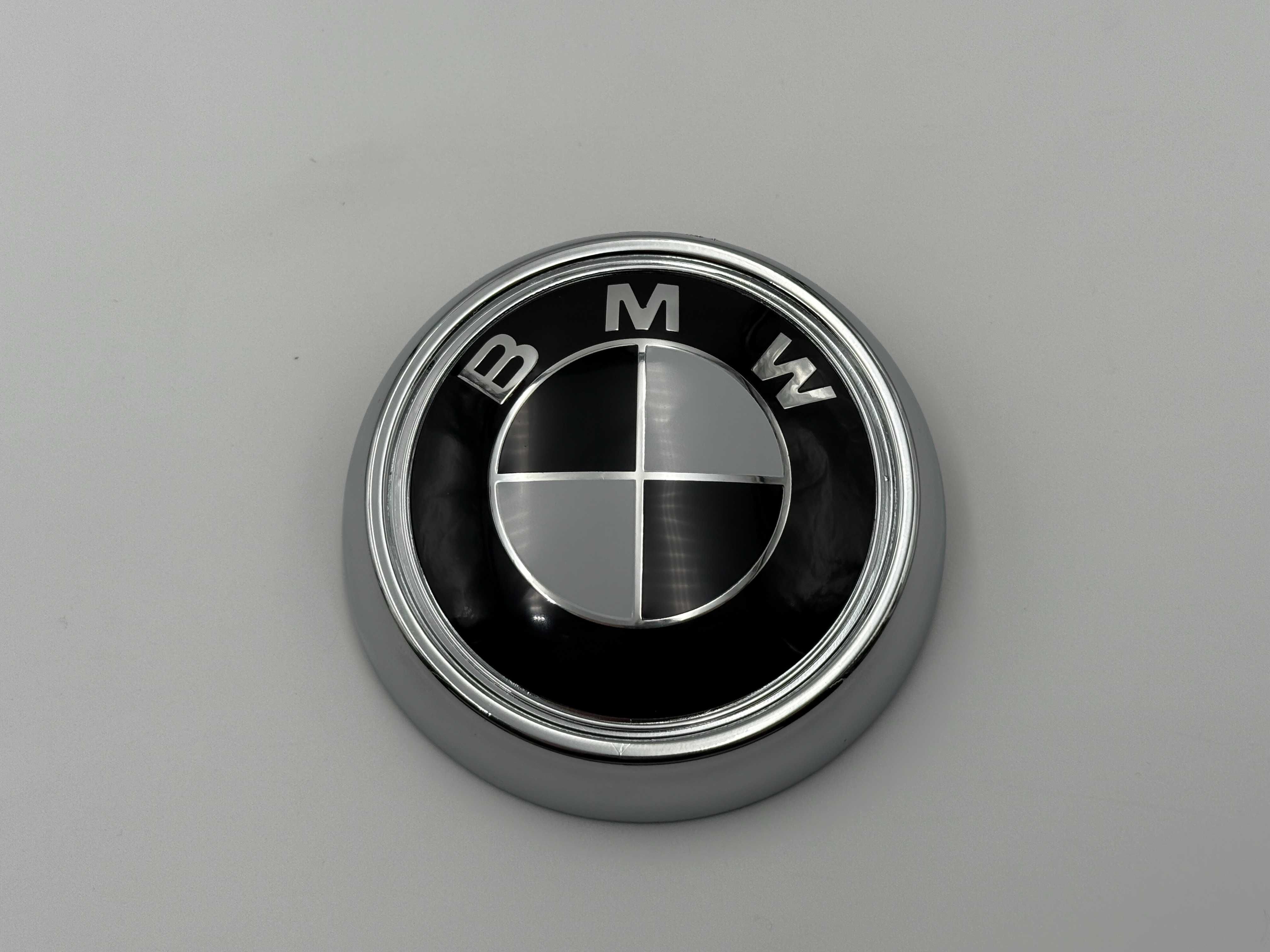 Emblema BMW F26 x4 spate negru/alb cu suport