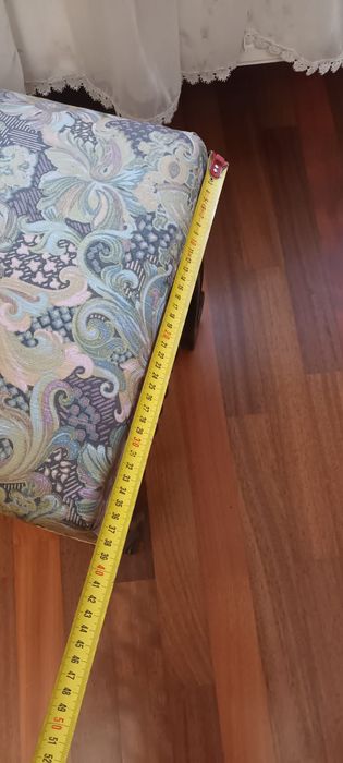 Scaun vechi din lemn