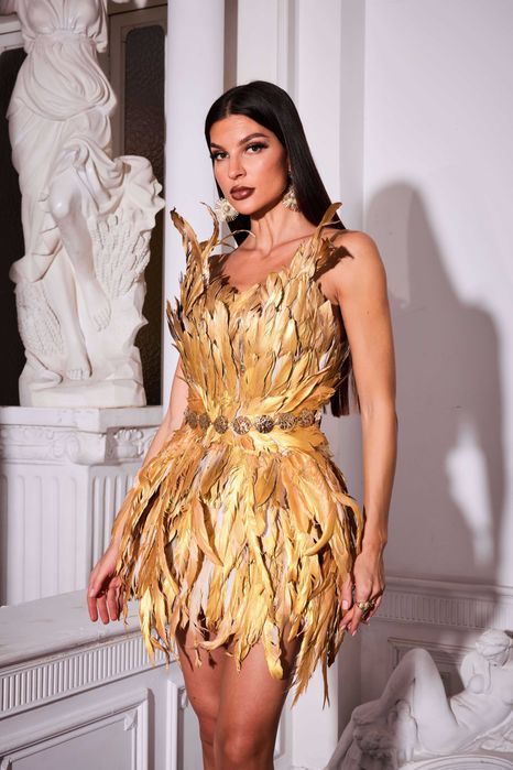 Пленителна рокля с пера в злато - размер - Универсален Bella Barnett