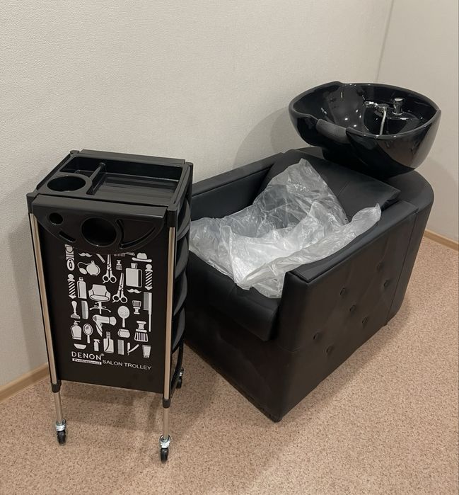 Парикмахерское кресло, мойка и помощник