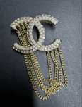 Chanel brosa cu perle si pietre