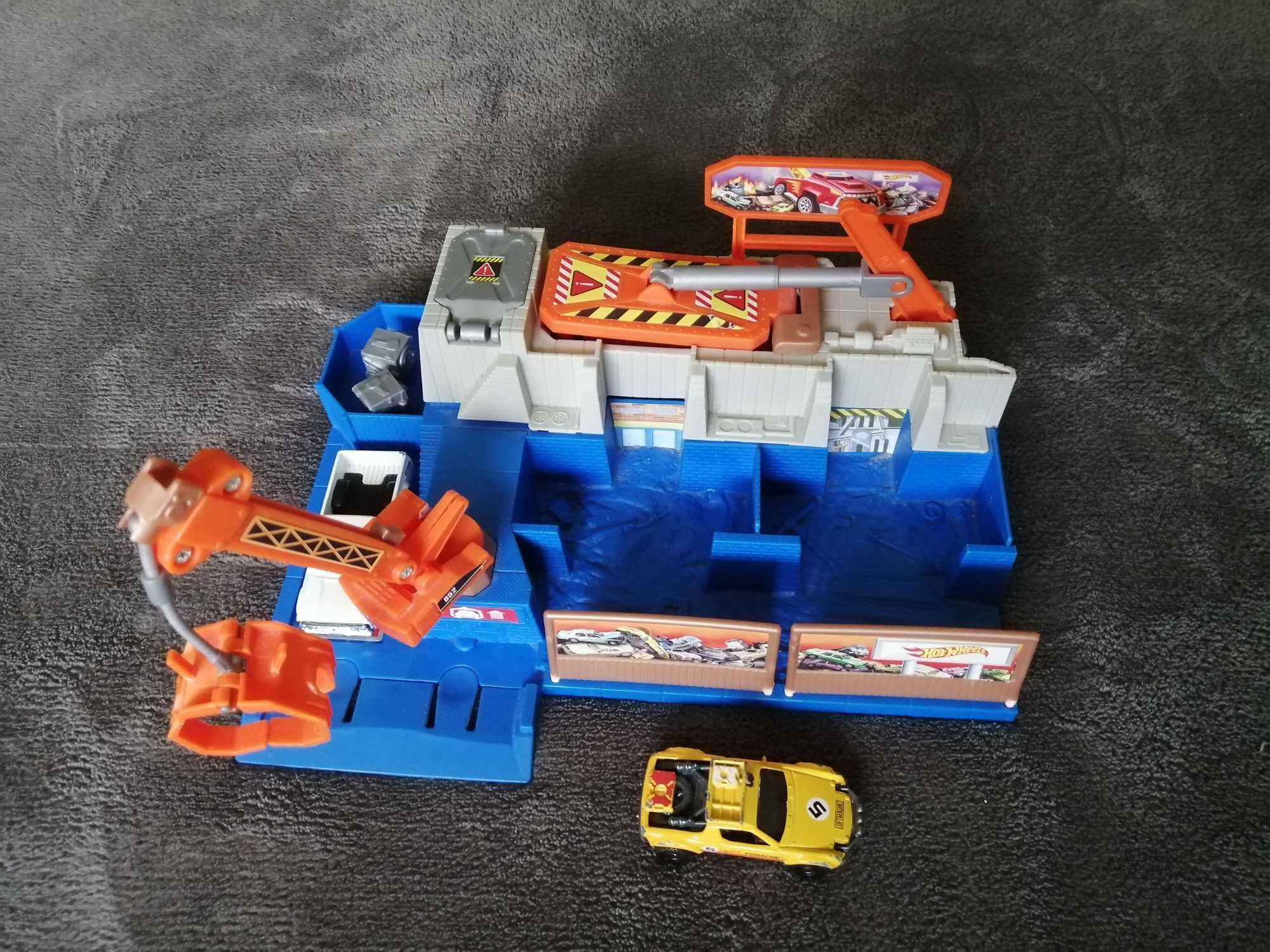 Hot Wheels писта - кула Monster trucks, машина за балиране