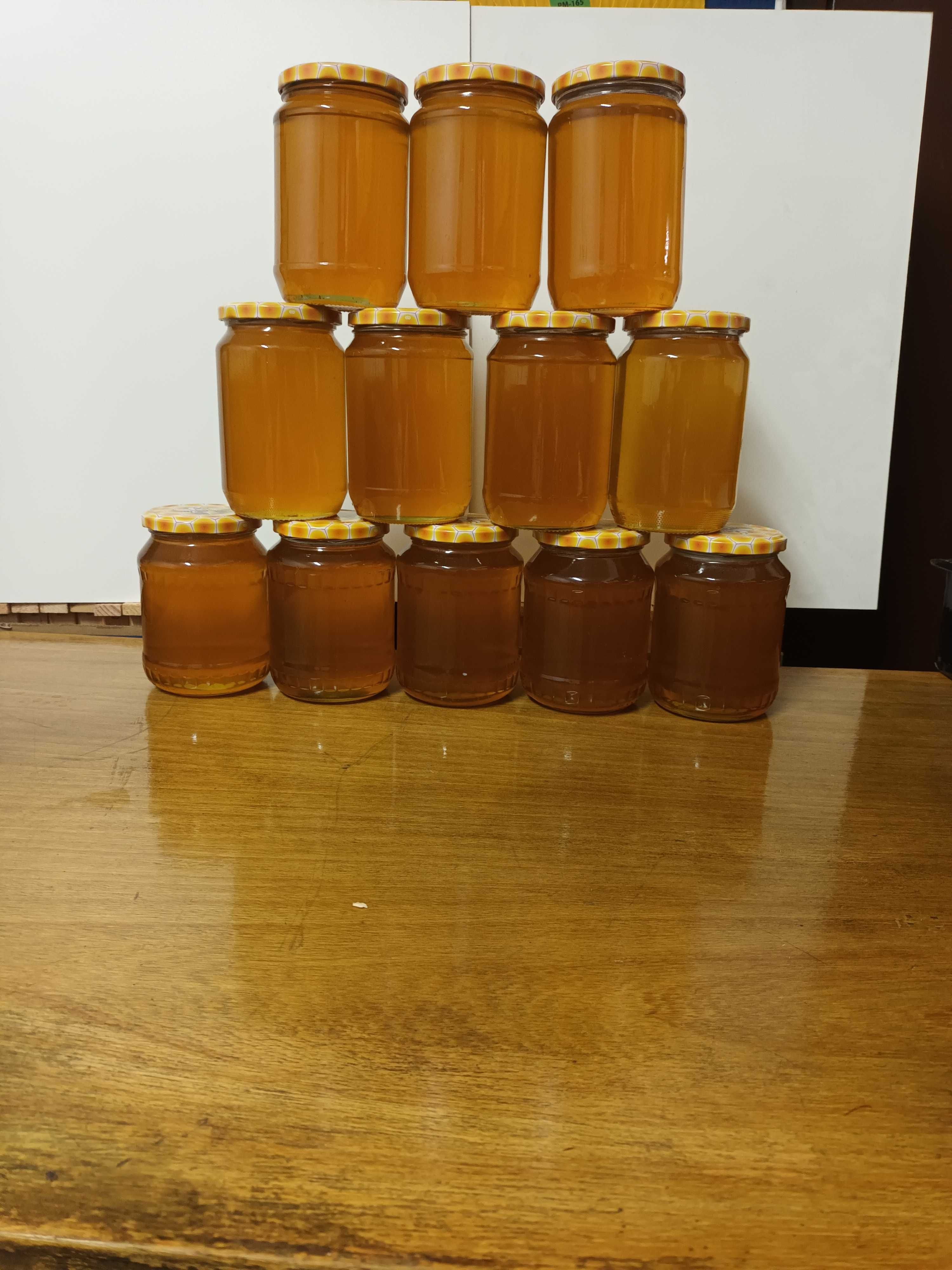 Акациев пчелен мед натурален
