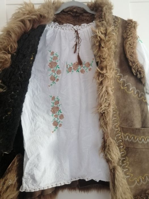 Cojoc tradițional, autentic, cusut manual, din blana naturală de oaie.