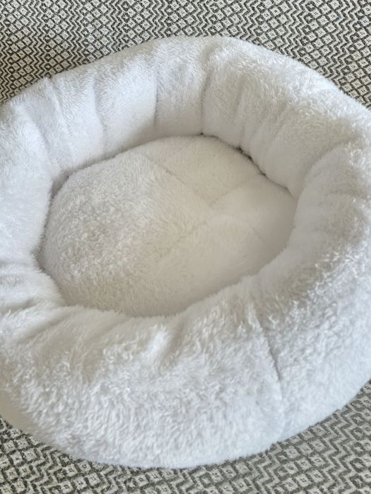 Лежанка для белой кошки