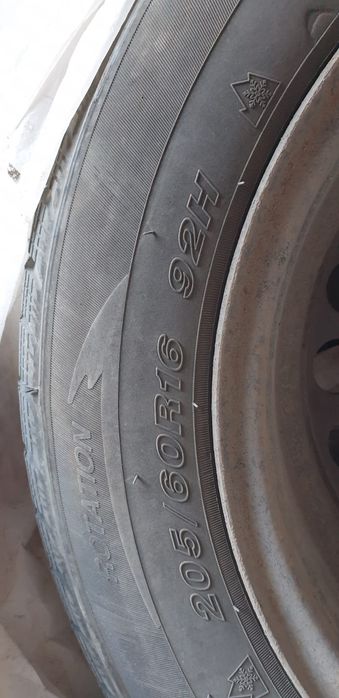 Vând 4 anvelope iarnă,  noi. Dimensiuni :205/60R16. Pret : 600 lei