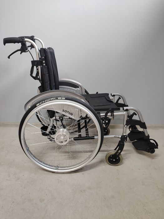 Carucior cu rotile pliabil/fotoliu rulant persoane cu dizabilitati.040