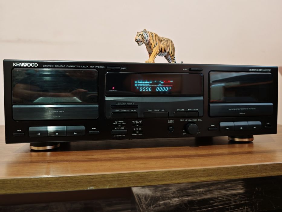 Kenwood KX-2050. Deck superb. Autoreverse. Estetică de raft. Preț fix.
