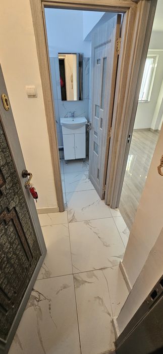 Vand garsoniera  cu balcon