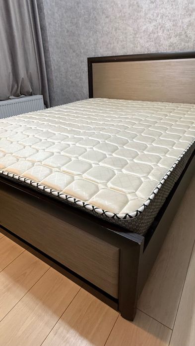 кровать с матрасом