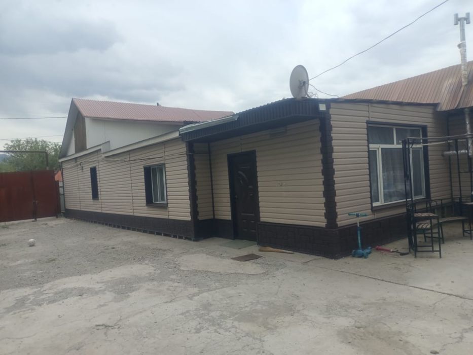 дом с большим участком и со своим санузлом