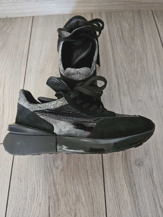 Продавам стилни черни маратонки