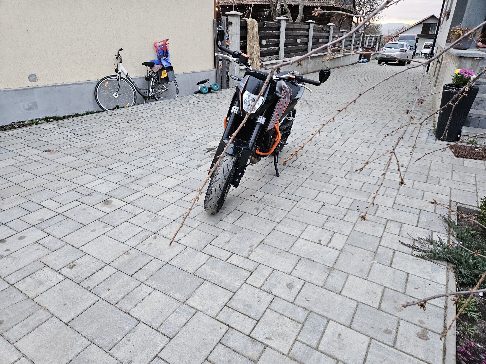 Ktm    690.  Duke