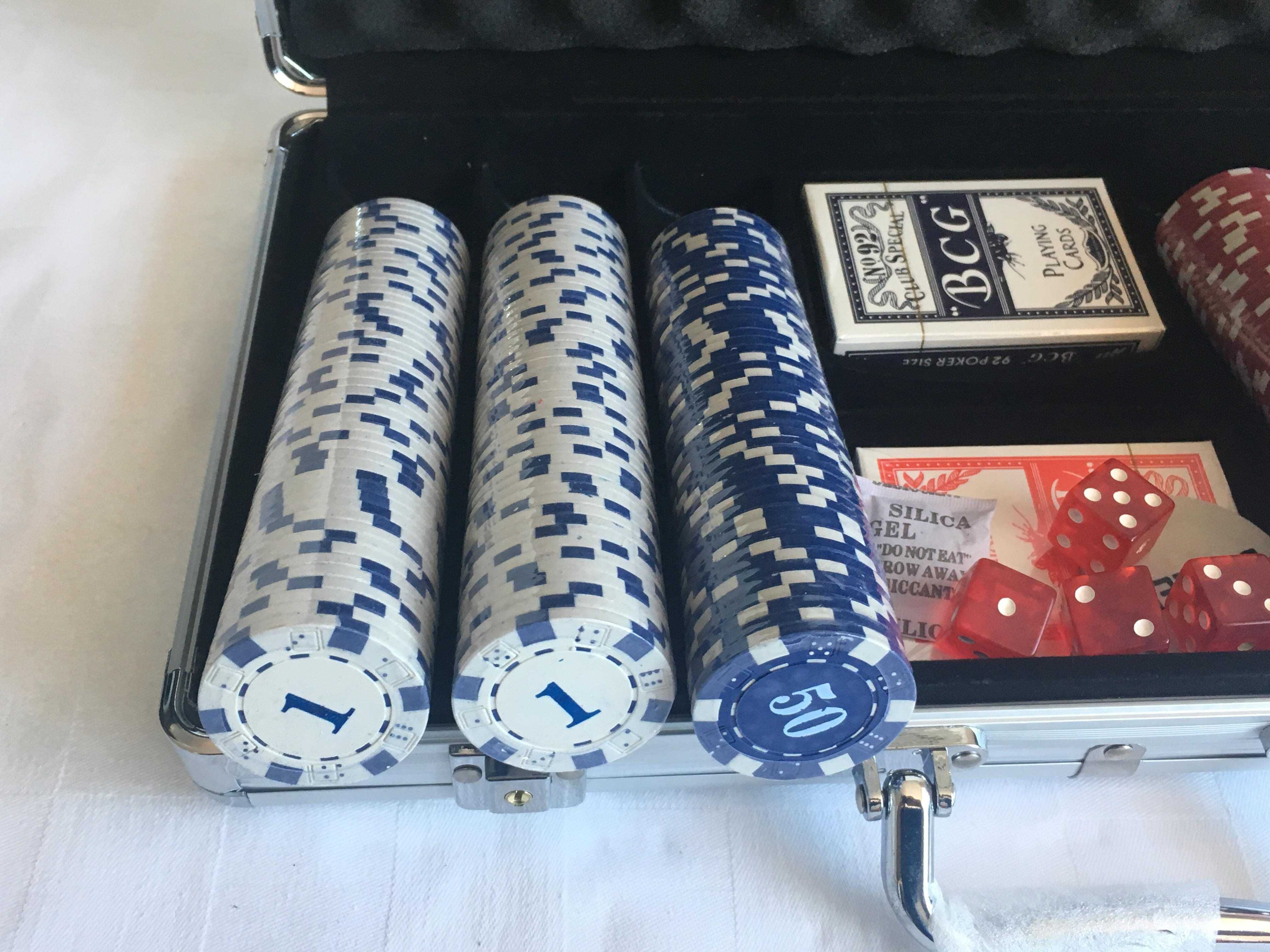Trusa Poker 300 jetoane inscripționate la diplomat. SIGILAT!