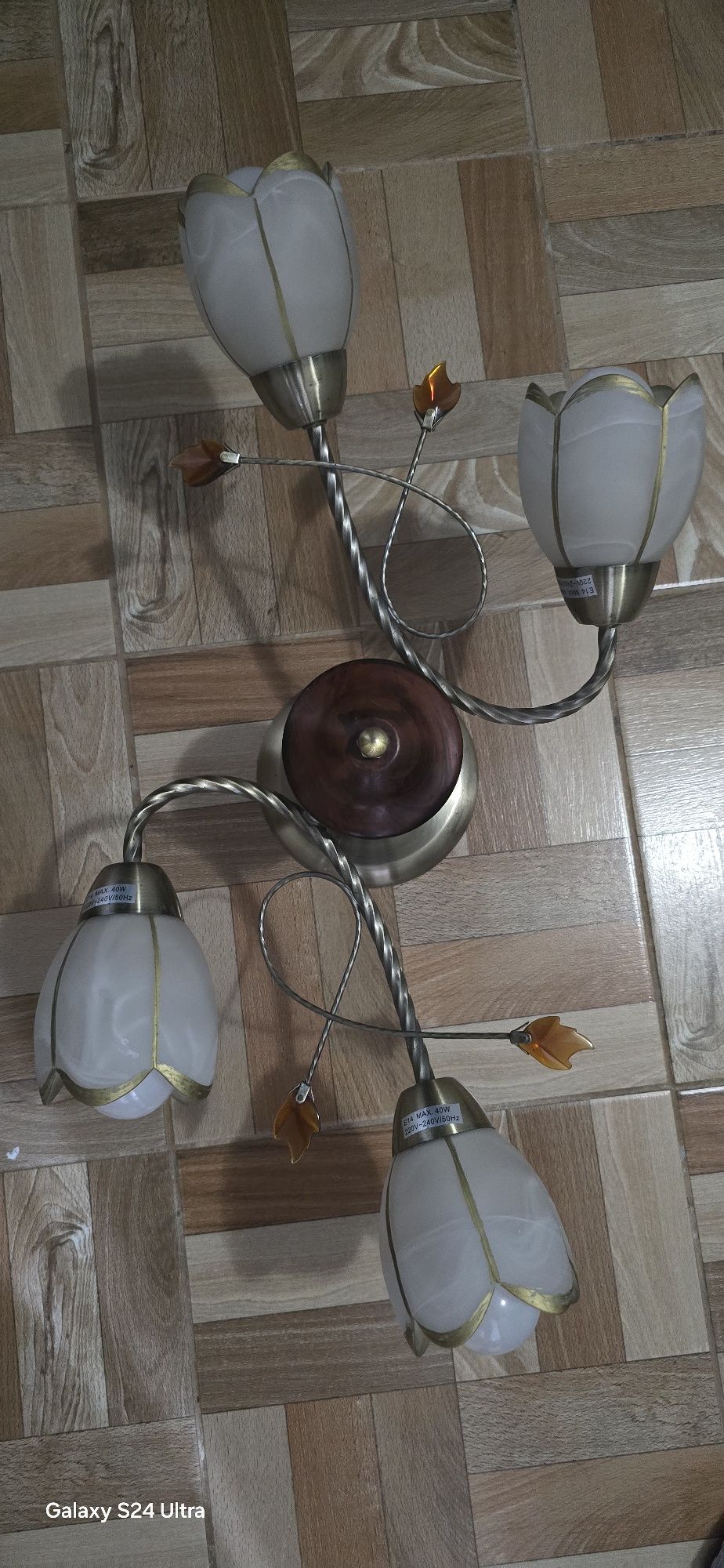 Lustra eleganta 4 becuri + becuri incluse

1.