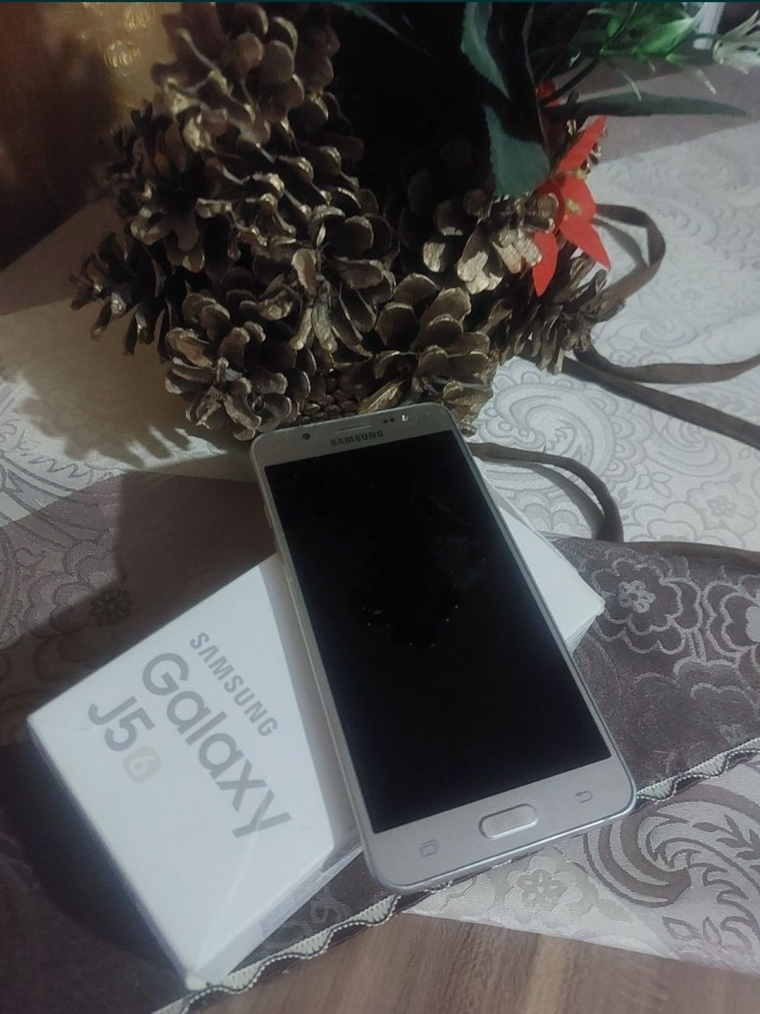 Vând telefon Samsung j5 gold dual sim