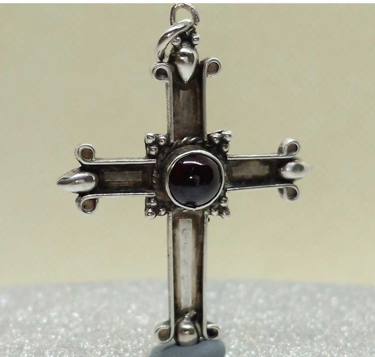 Pandantiv cruce cu granat almandin – argint 925