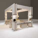 Afacere la cheie, Mobilier, vitrine si seif incluse