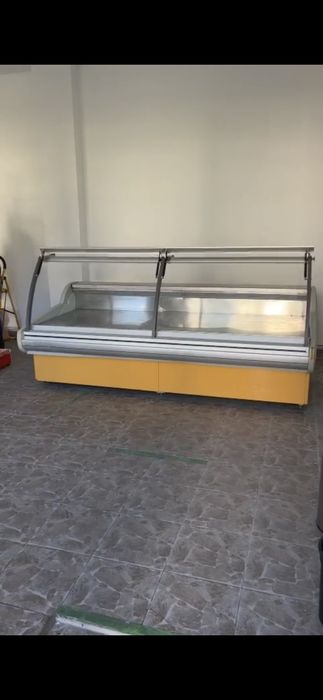 Vând 2 vitrine geam drept Igloo