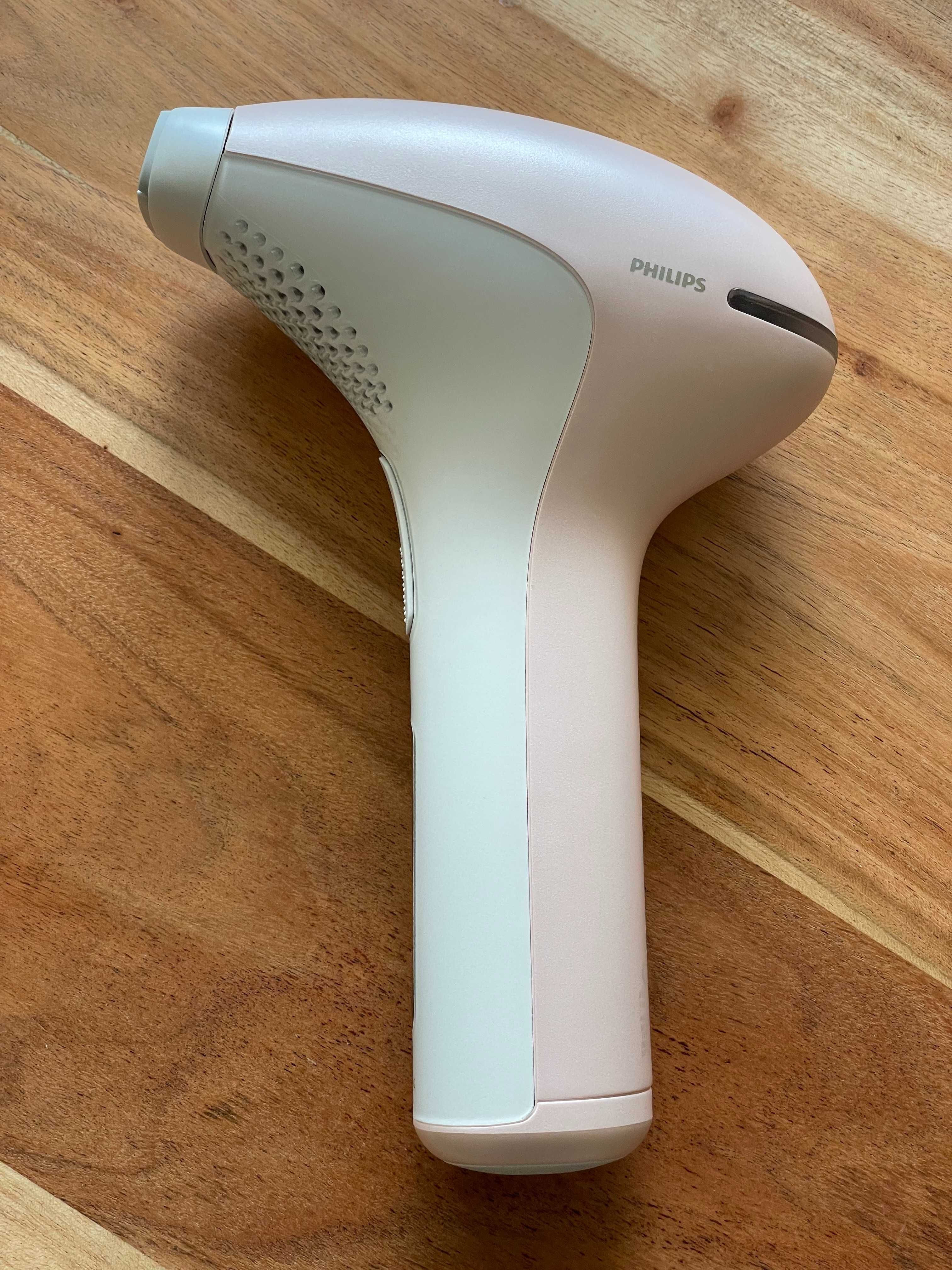 Фотоепилатор Philips Lumea SC2004