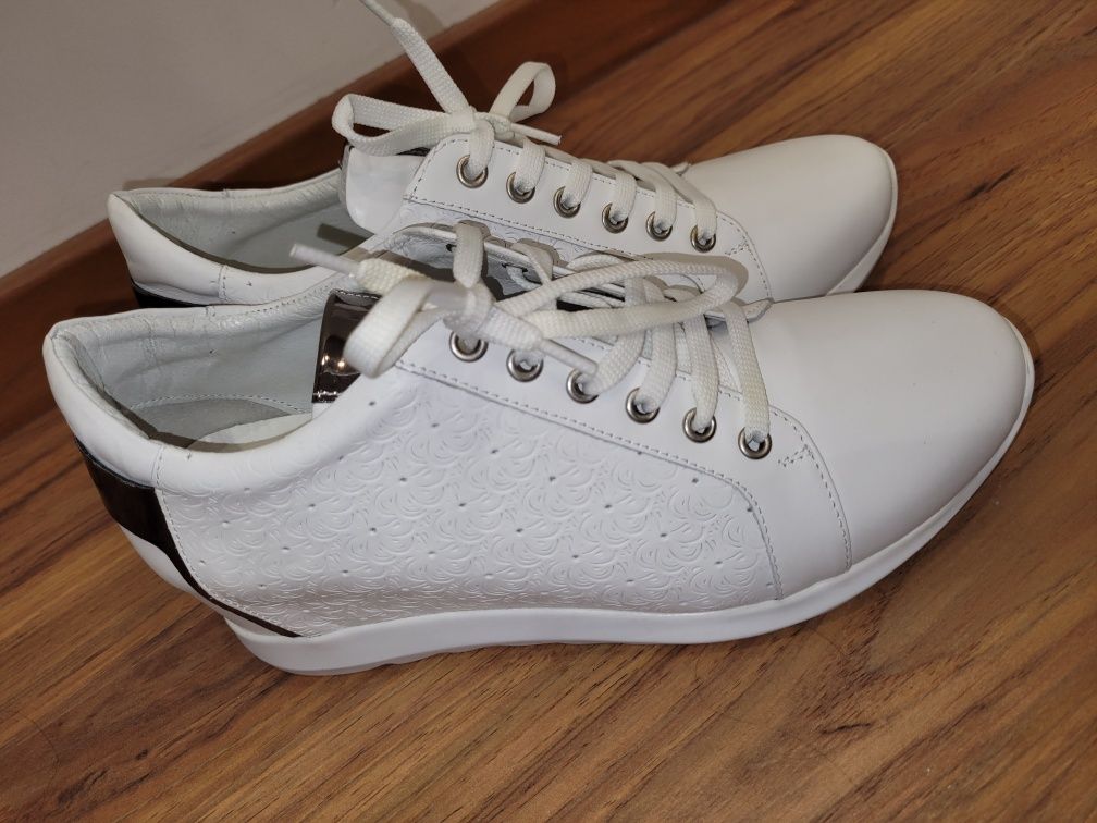 Нови бели спортни обувки от естествена кожа
