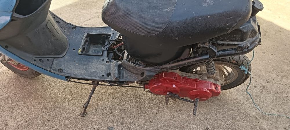 Vnd 2 scutere gy6 unu de 49cc și unu de 100cc