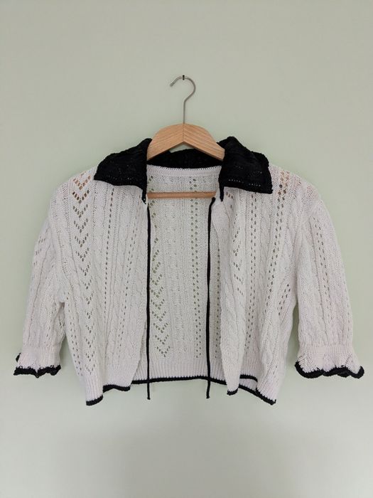 Бяла жилетка с яка