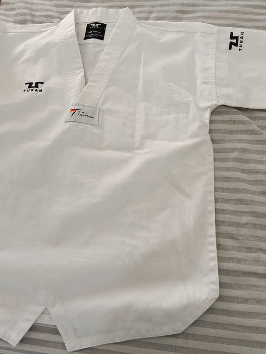 Продавам нагръдник и екип за таекуондо