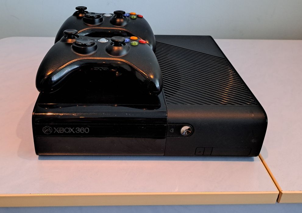 Xbox 360 E – комплект с 2 джойстика и 7 игри (дискове) + инсталирани