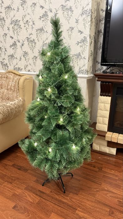 елка с герляндами