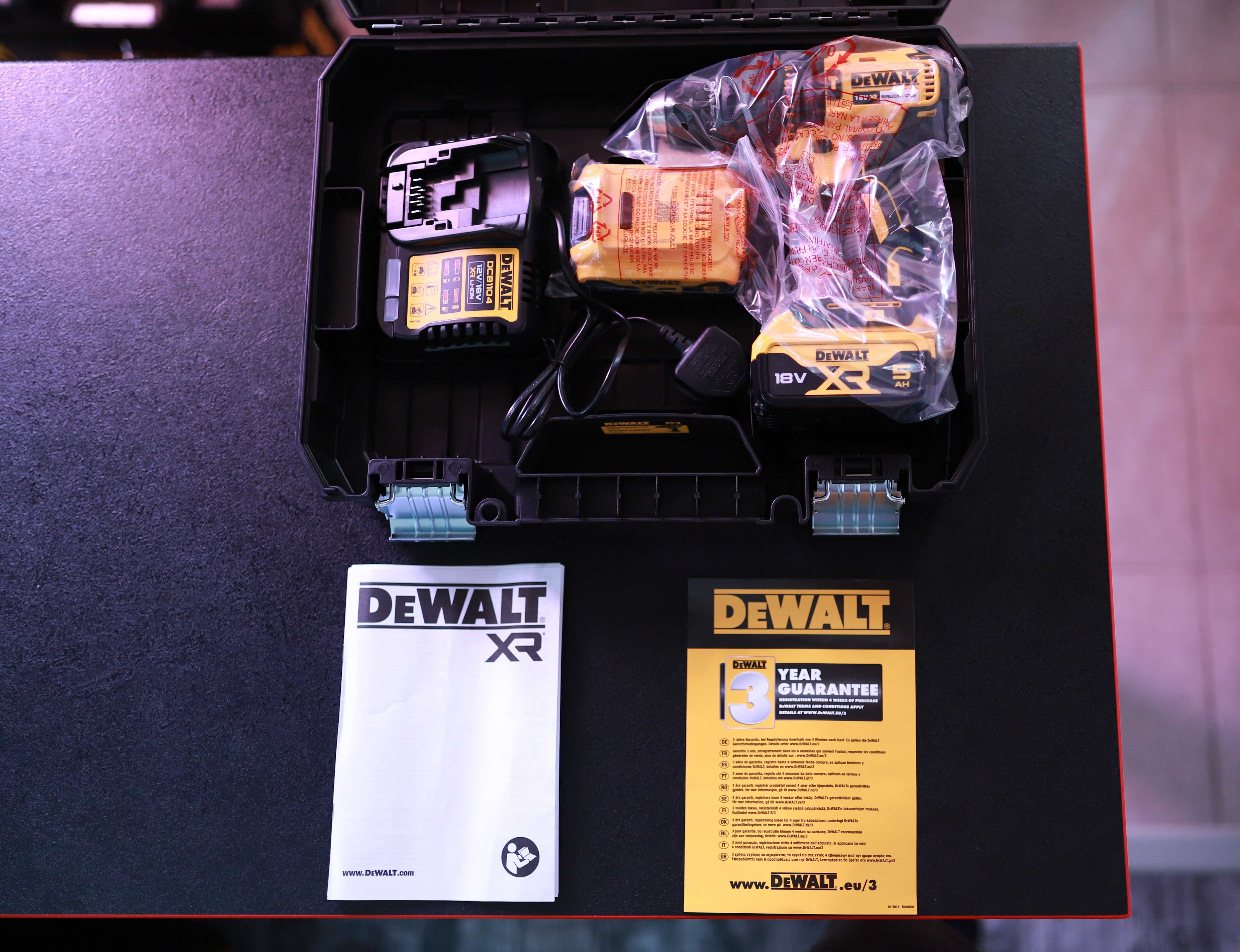 DeWALT комбинирана дрелка с две батерии  от 5 ампера