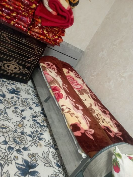 2 Ta yangi divan sotiladi