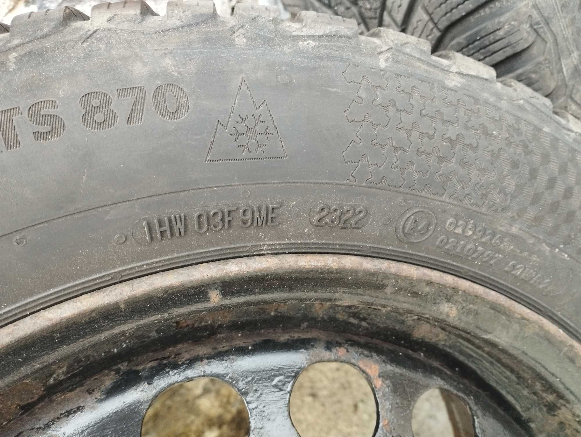 Зимни гуми 205 55 16 Continental -2бр. 23/22 и Nokian-2бр. 26/21