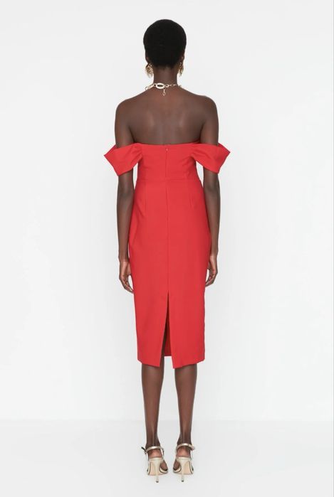 Елегантна рокля в червено